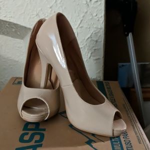5 for $20 💋 Nude open toe pumps, size 6